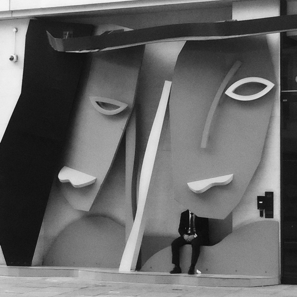 Черный костюм.