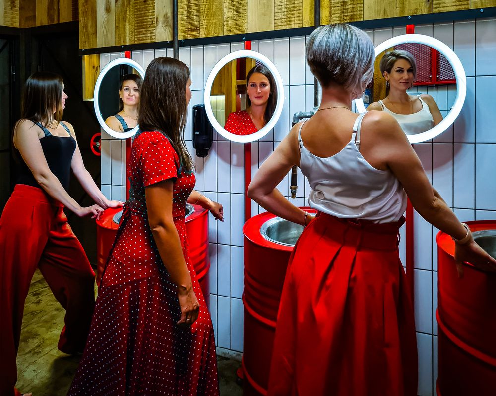 Девушки в красном / Girls in red