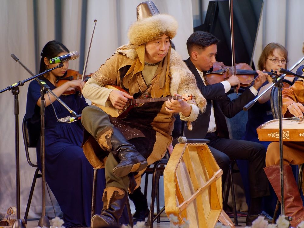 Домбрист, весь в музыке