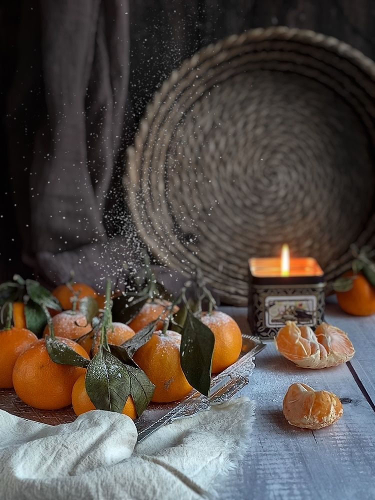 Натюрморт с мандаринами и свечой