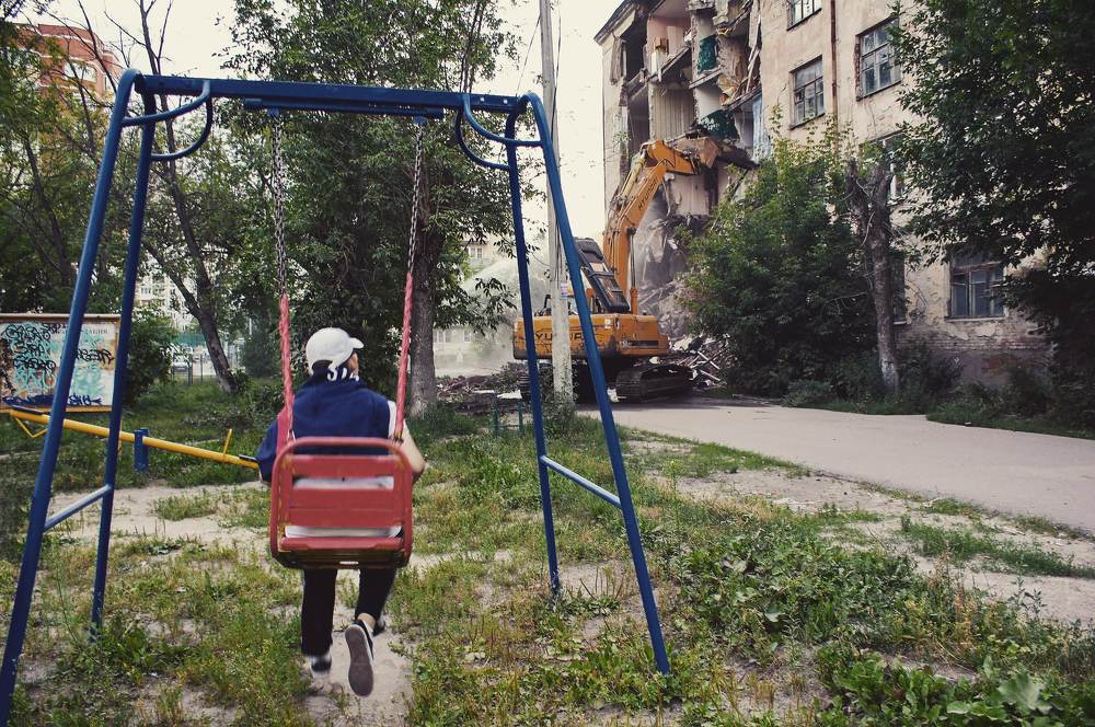 Мальчик на качелях