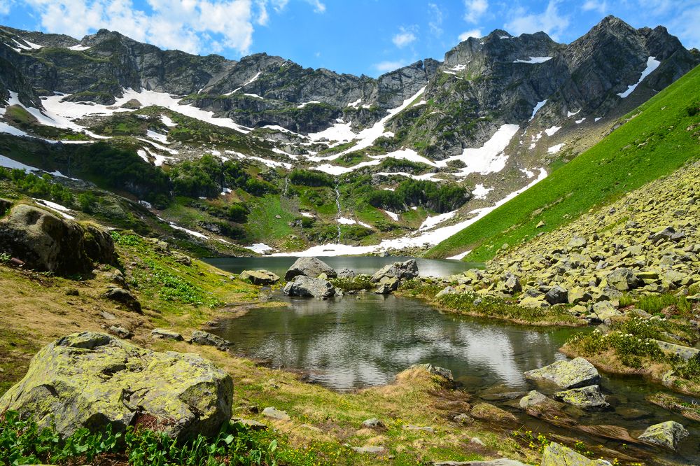 Высокогорное озеро Мзы в Абхазии