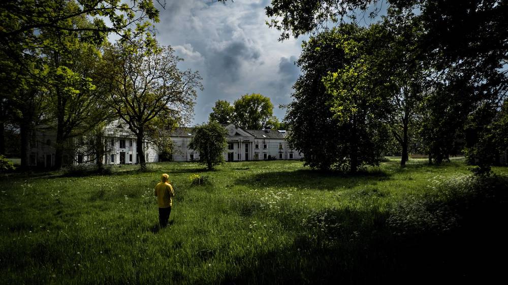 Man in yellow jacket - Kasteel Beverweerd