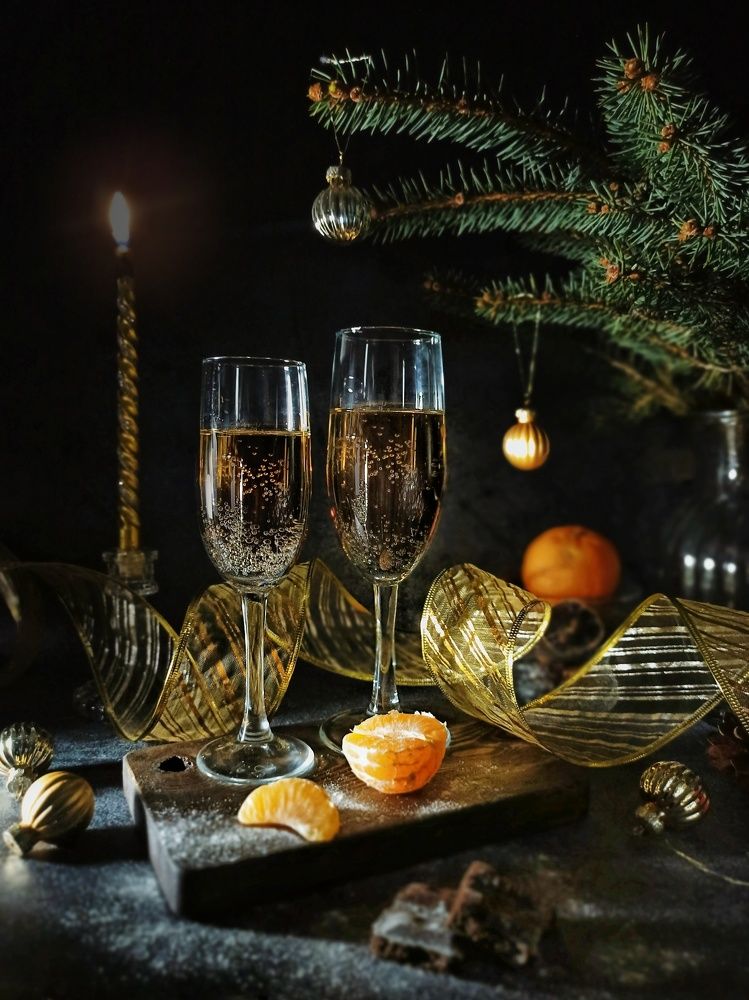 Звон бокалов.