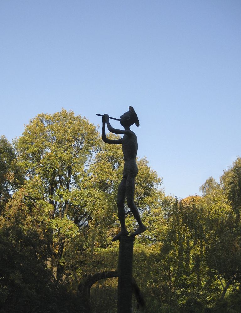 Мальчик со свирелью, парящий над миром