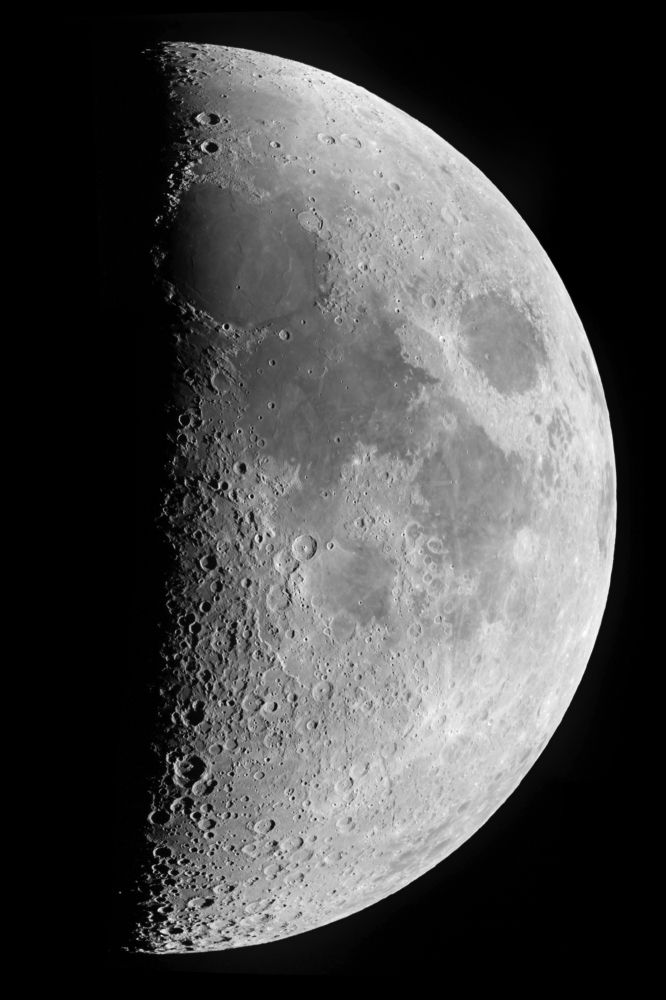 Луна в первой четверти.