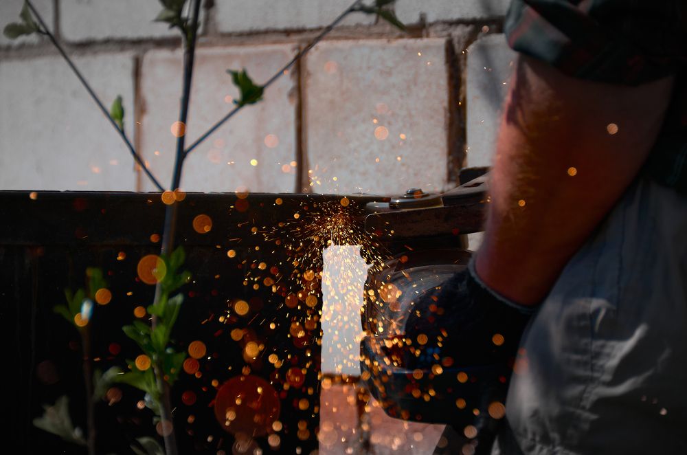 Брызги металла.