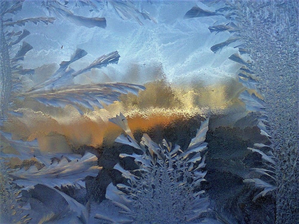 Окно морозное.