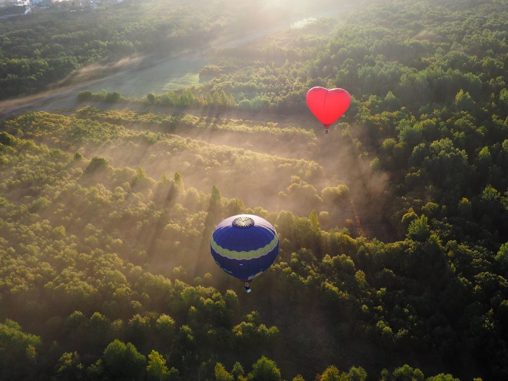 На большом воздушном шаре
