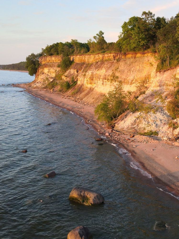 Утесы глинта Балтийского моря в закатных лучах солнца.