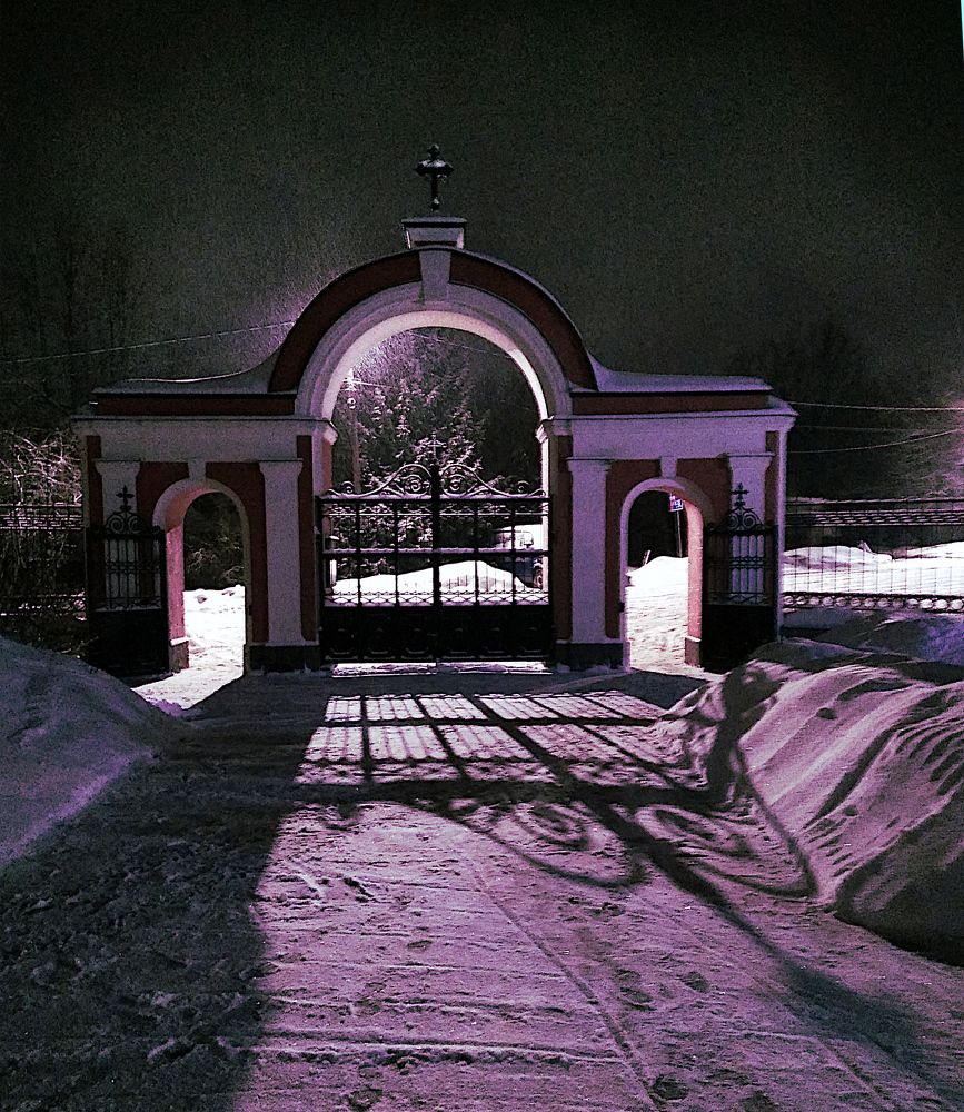 Ворота храма.