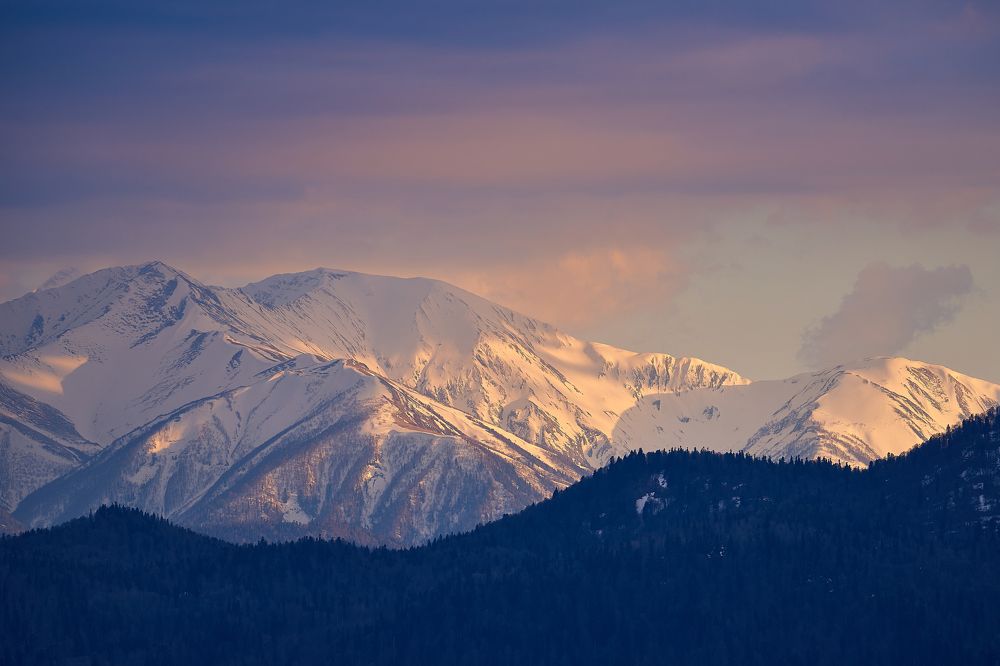 Северный Кавказ, г. Атамажи на закате.