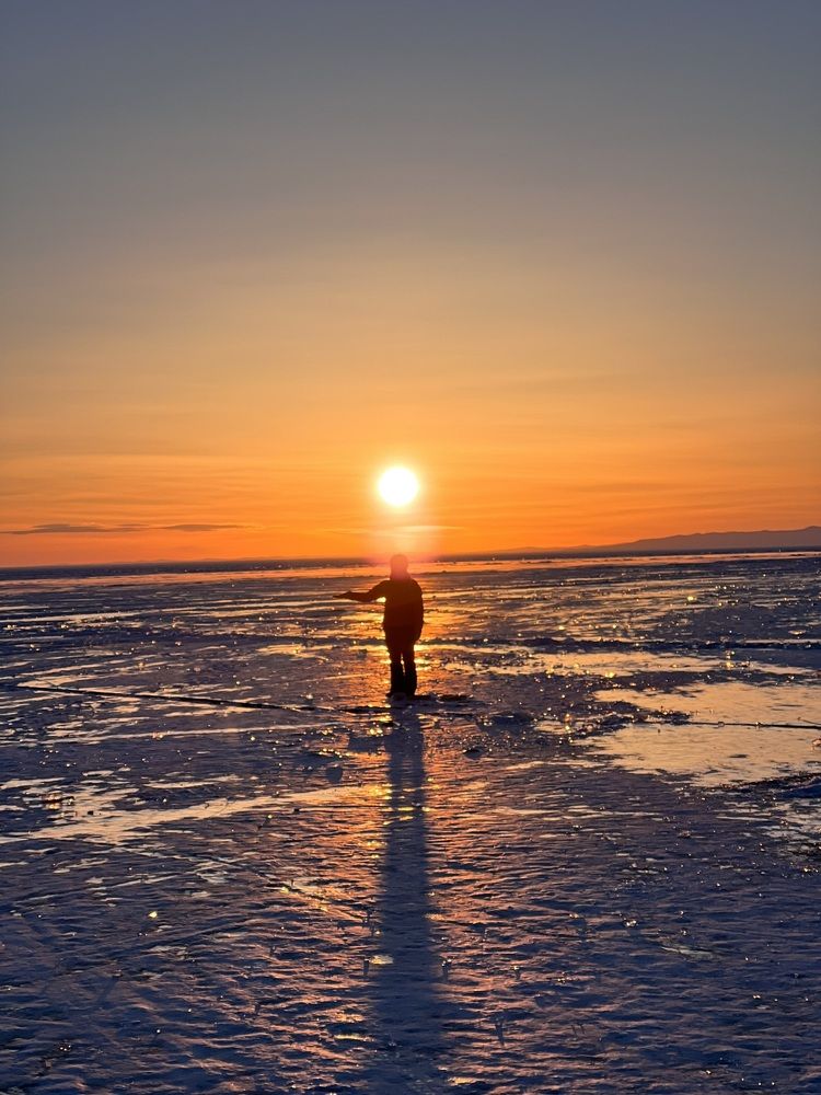 Восход солнца во льдах Байкала