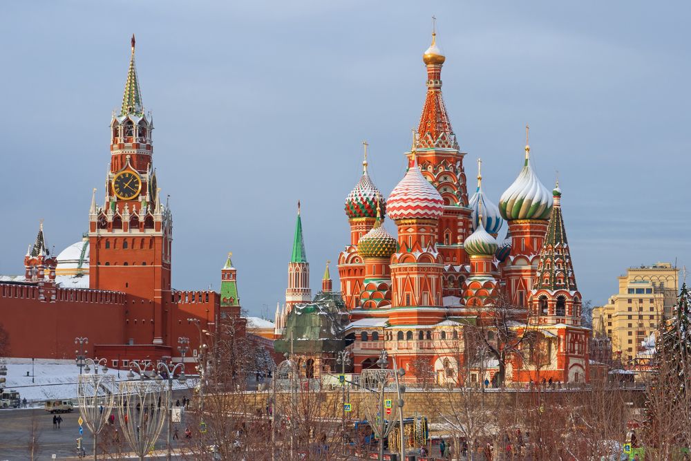 Вид на Спасскую башню Кремля и храм Василия Блаженного. Зимнее утро.