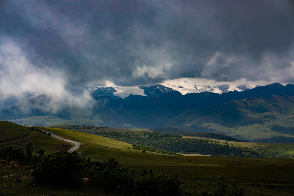 Эльбрус под облаками