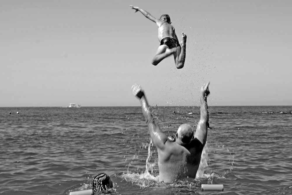 Прыжок в море.