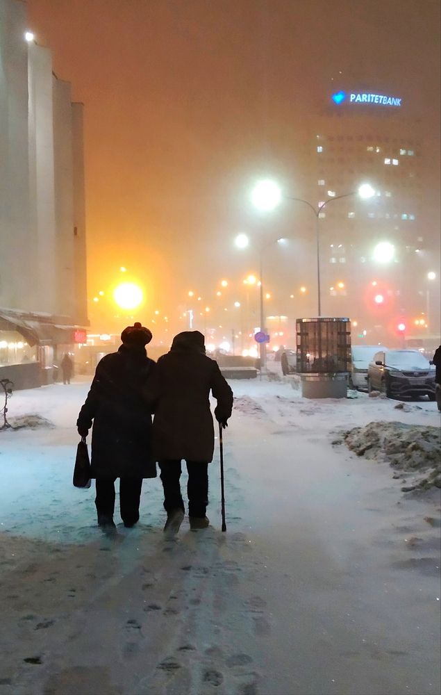 Бабушка рядышком с дедушкой