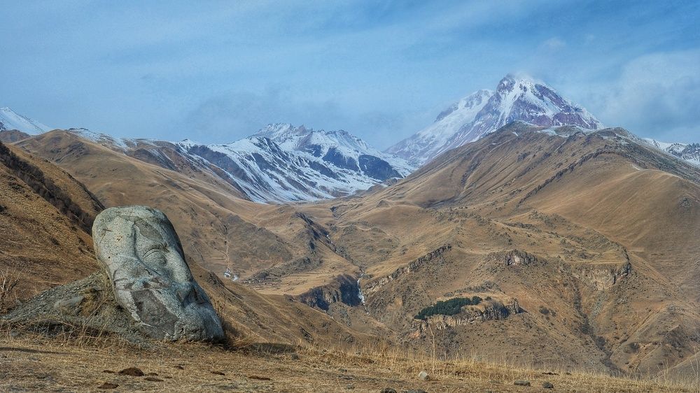 В думах о Казбеке