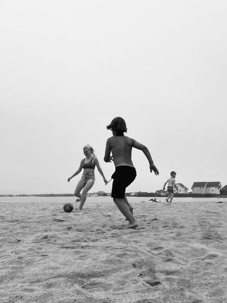 На берегу озера.