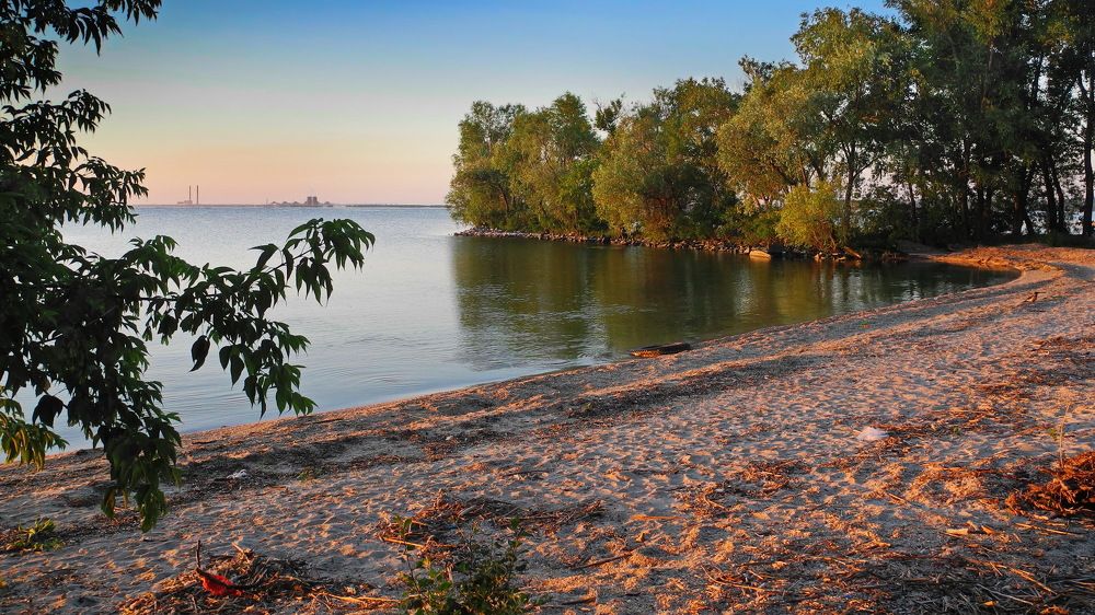 Рассвет над озером.