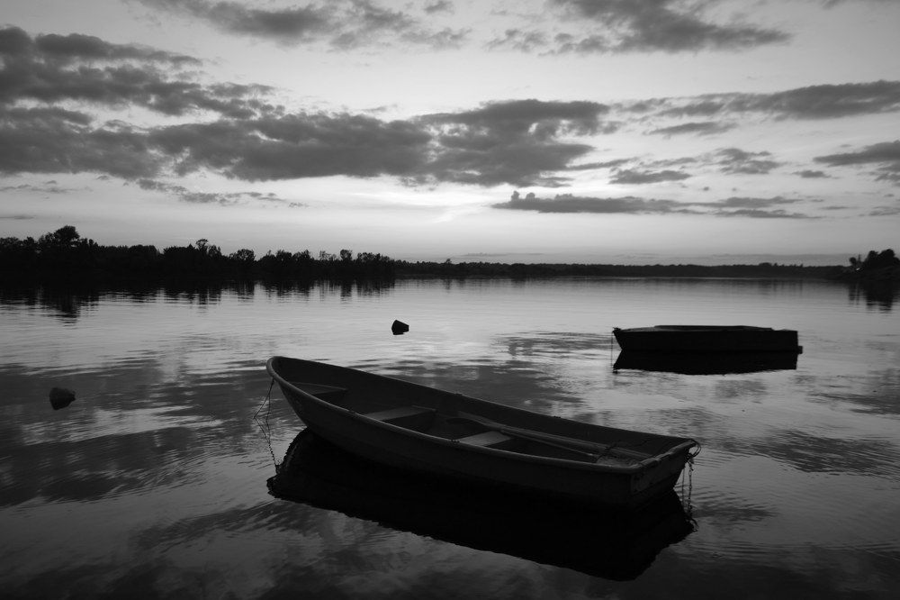 Лодки на приколе.