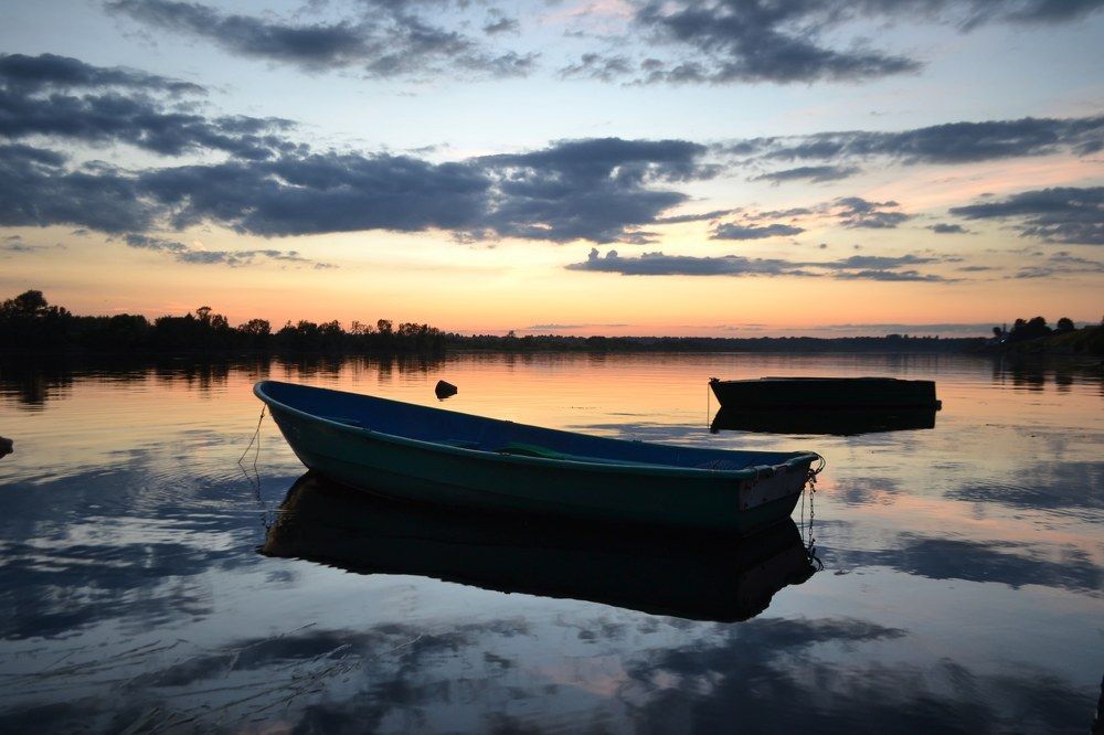 Лодки на озере.