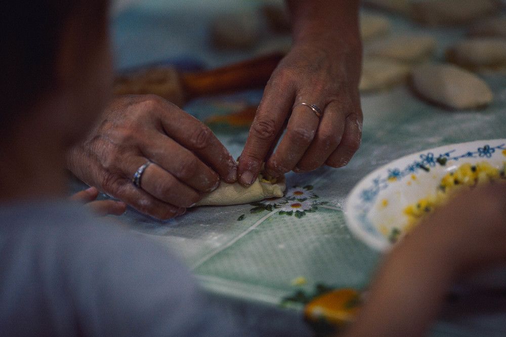 Лепим пирожки с бабушкой