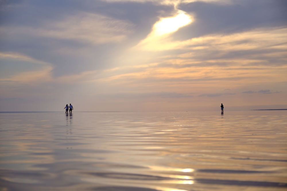 Light & people on the Baskunchak lake