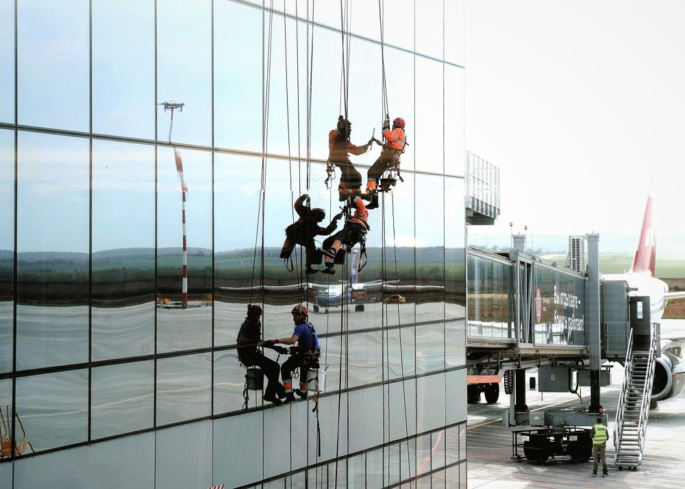 ни кочегары мы,ни плотники, а мойщики высотники