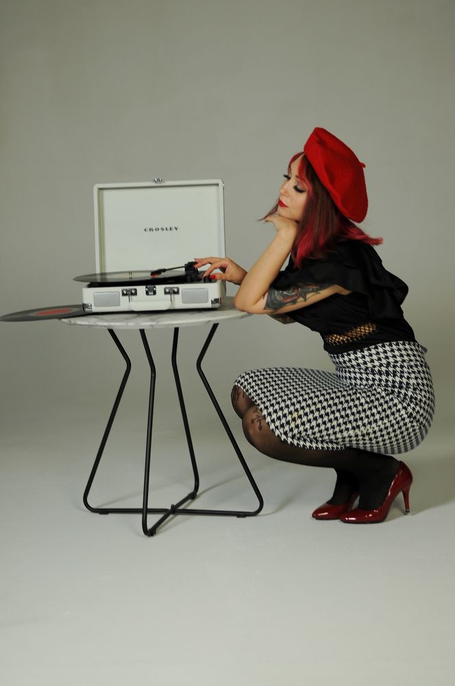 Девушка в красном берете