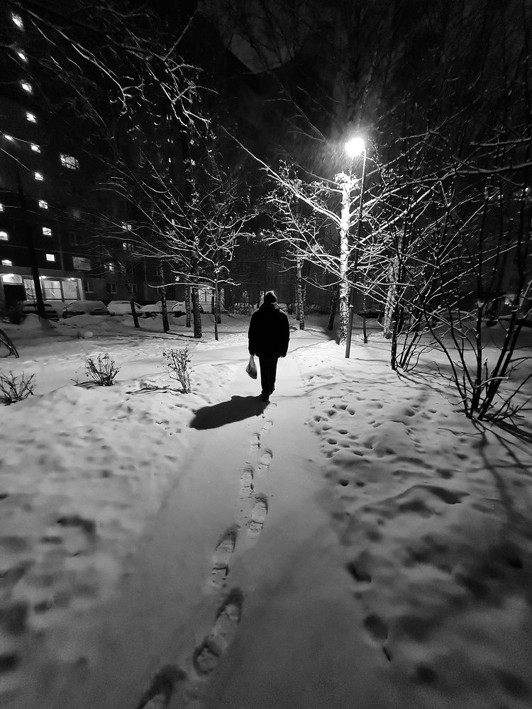 По чистому снегу