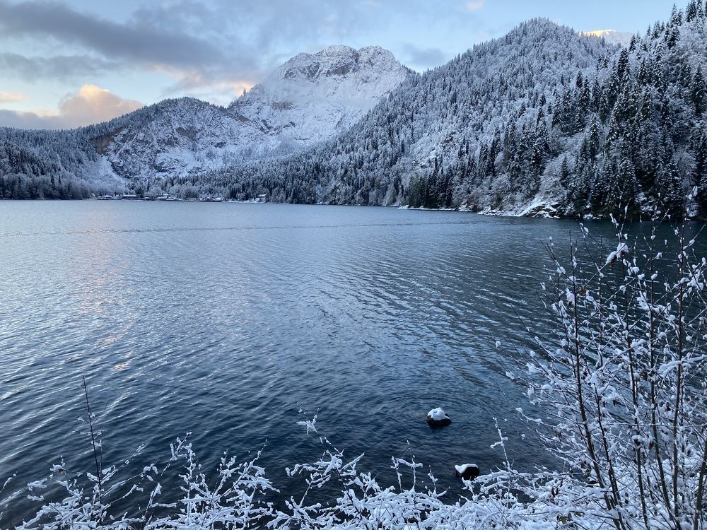 Зимний рассвет на озере Рица