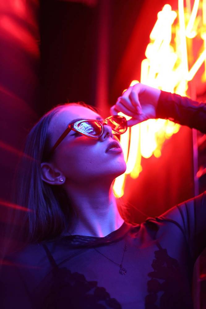 Неоновая девушка