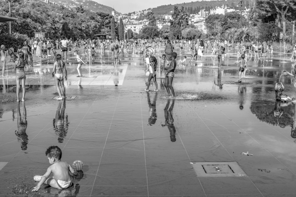 Playing water in Nice