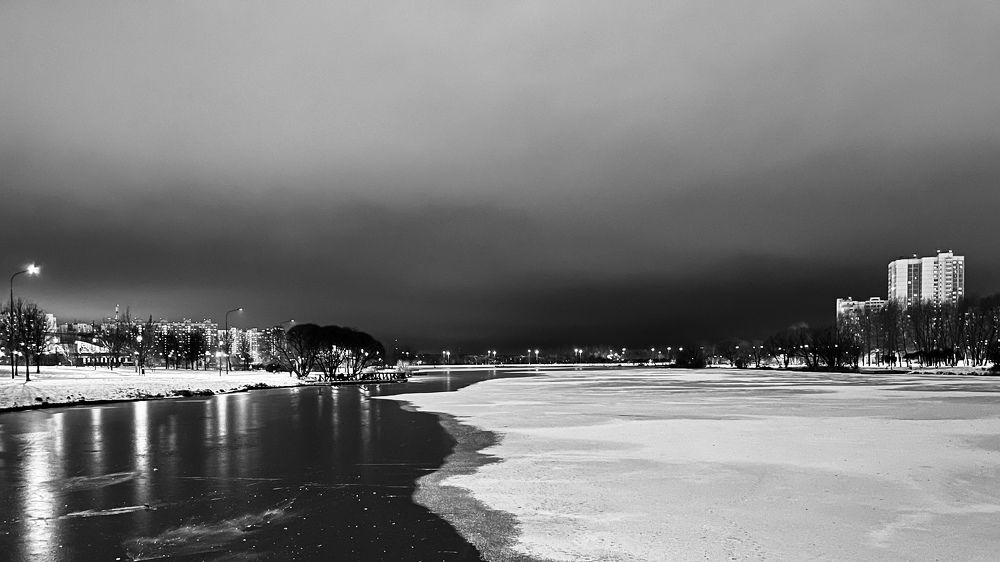 Замерзающий пруд в городском парке