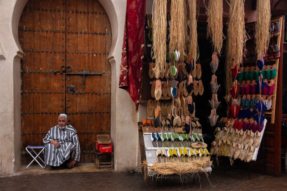 Продавец тапочек