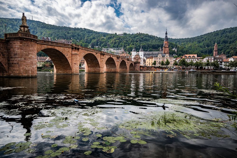 Каменный мост над рекой Nekkar в городе Heidelberg