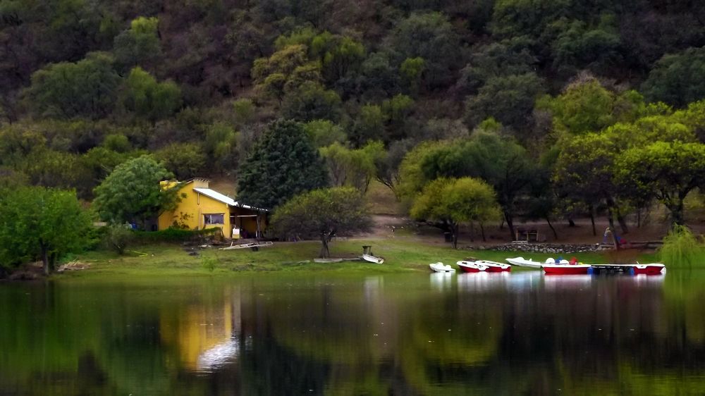 La casa amarilla del lago