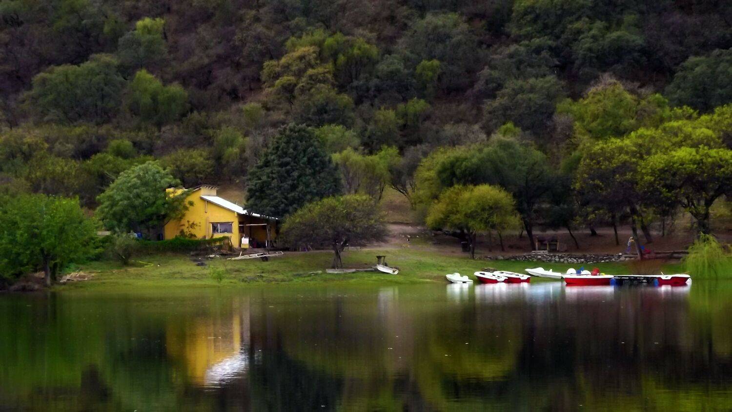 La casa amarilla del lago