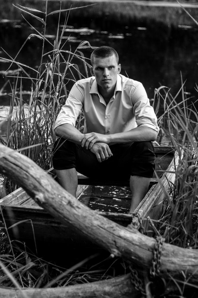 Парень в лодке.