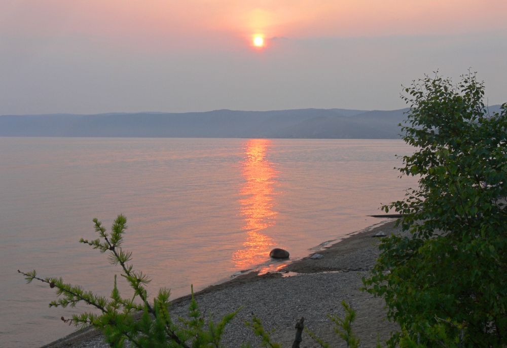 Дорожка через озеро.