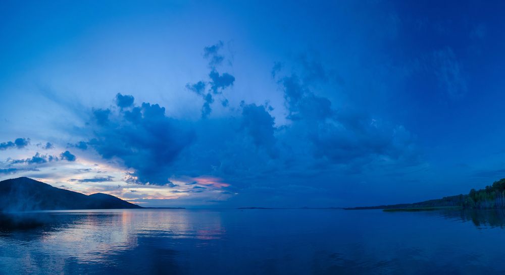 Вечерние облака над озером