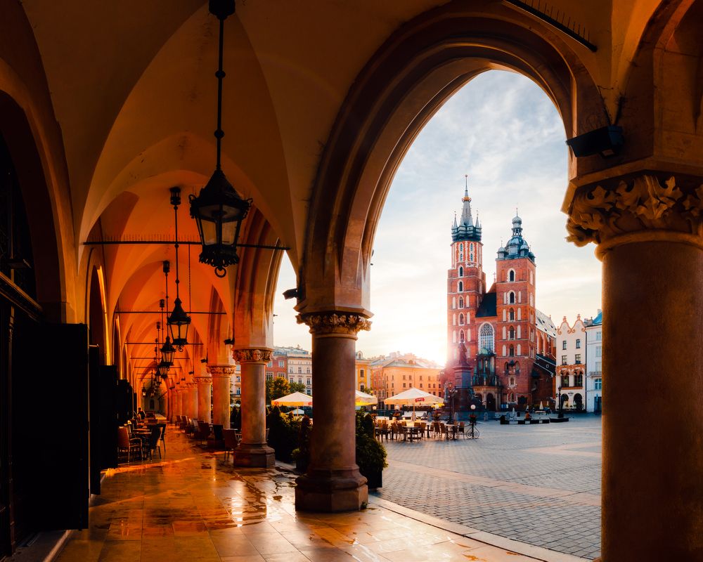 Krakow Dawn at Bazylika Mariacka: Morning Elegance