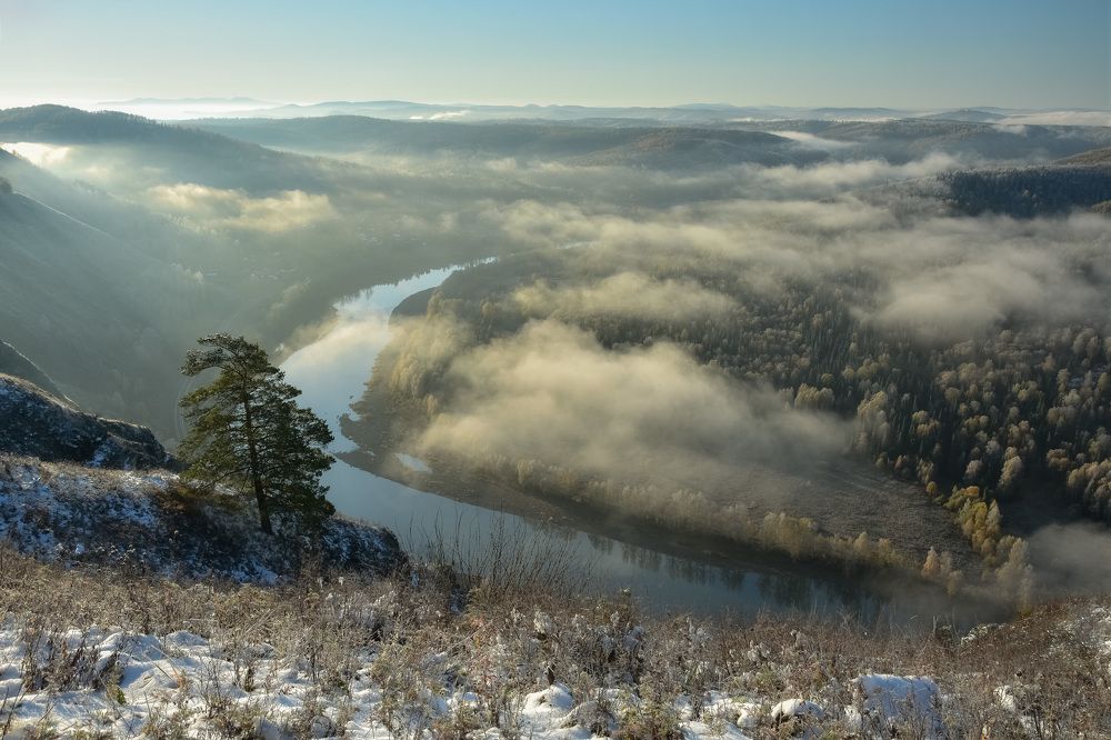 Туманное утро на Катунских утёсов