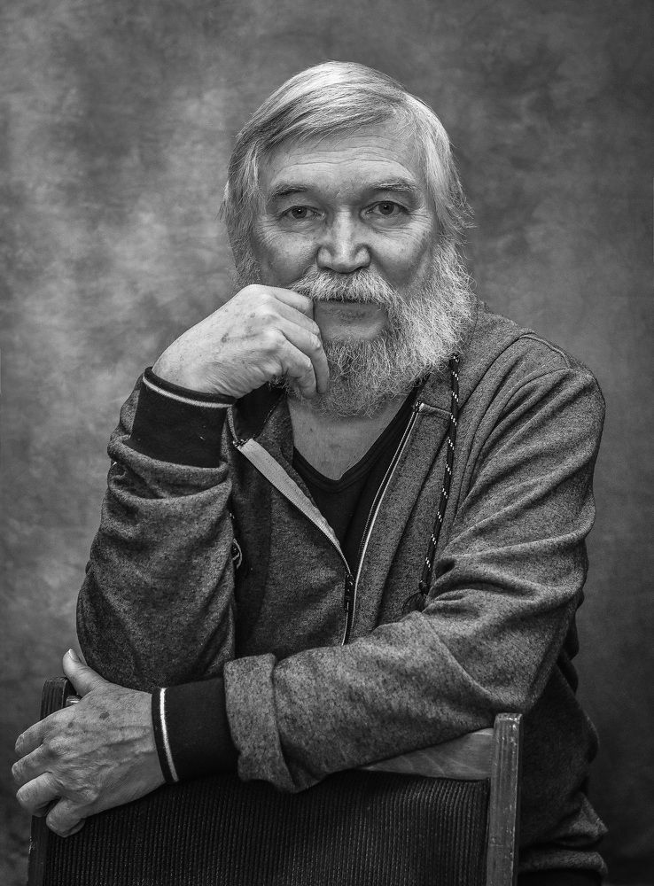 Пожилой мужчина с бородой