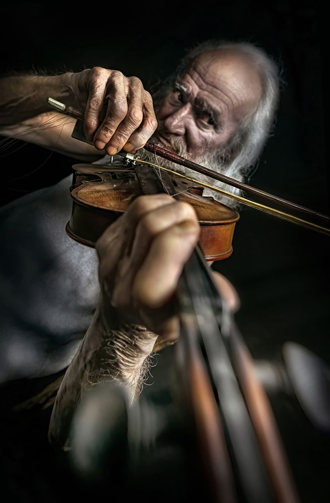 Old violinist