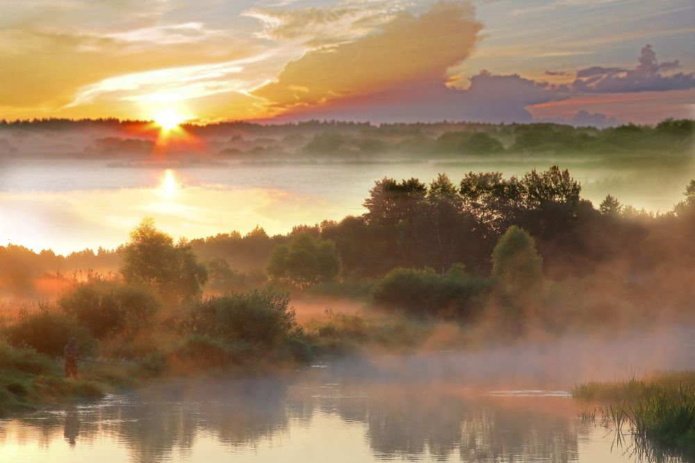Восход на реке.