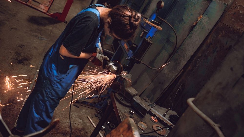 Девушка-автомеханик