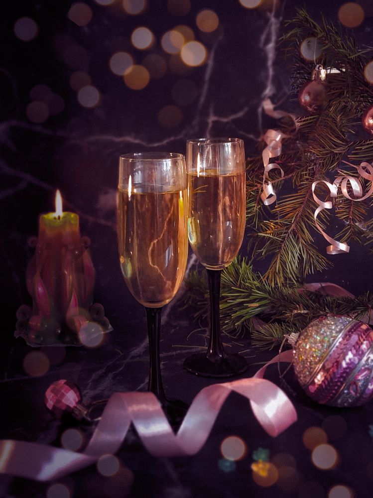 Новогодние игрушки, свечи и хлопушки...