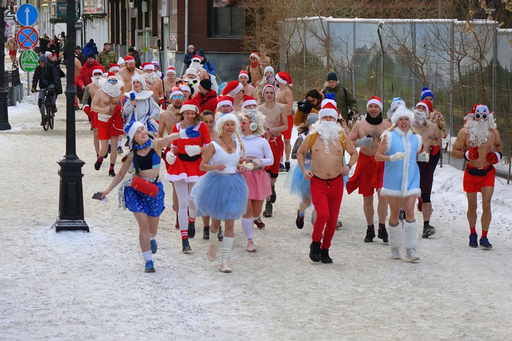 ЗАБЕГ СНЕГУРОЧЕК И ДЕДОВ МОРОЗОВ…